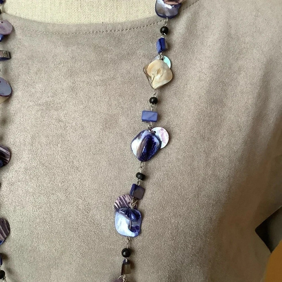 2/$30 VINTAGE Iridescent Blue Shell Necklace - Picture 3 of 10